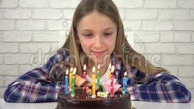 儿童生日派对吹蜡烛、儿童纪念日、儿童庆祝活动
